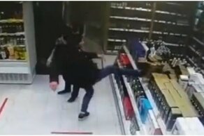 Заподозренный в краже мужчина взбесился и устроил погром в магазине