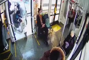 В Москве доставщик пиццы с помощью прохожего заволок в трамвай мопед и, похоже, попал...