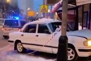 На севере Москвы мёртвый водитель врезался в остановку