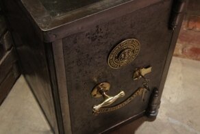 Система запирания хранилища 250-летней давности, напоминающая сложную головоломку