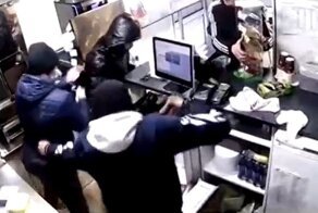 Четверо грабителей жёстко избили продавца из-за жвачки и копеек в кассе