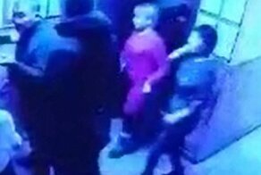 В Бурятии полковник Росгвардии пытался заставить официантку есть деньги