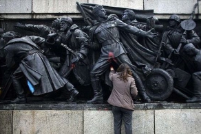 В Болгарии памятник воинам-освободителям раскрасили в героев комиксов (4 фото)