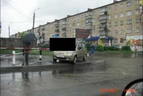 Странная и очень опасная парковка (3 фото)