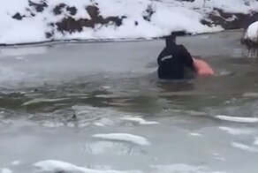 Участковый бросился в ледяную воду, чтобы спасти утопающего