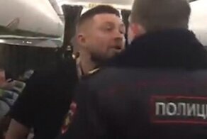 Пьяные пассажиры самолета устроили драку с полицейскими
