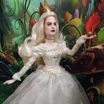 Художник наносит новый макияж куклам, делая их лица максимально реалистичными