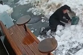 В Киеве на женщину рухнула глыба льда с крыши дома