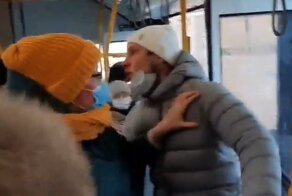 "Не растерялся и спрятался за девушку": в автобусе произошла потасовка