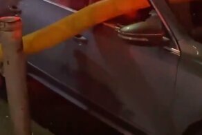 Пожарные пронесли шланг прямо сквозь авто "мастера парковки"