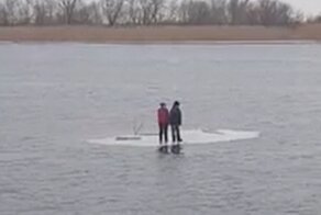Мальчиков унесло на льдине, но неравнодушный мужчина спас их