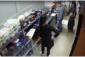 Кот проломил потолок в магазине во время драки с конкурентом