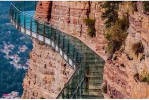 Не для слабонервных: стеклянный мост в Китае пошел трещинами под ногами туристов