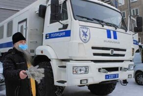 Кадилом - по технике: в Бурятии освятили автозаки