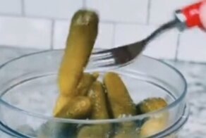 Необычная банка с огурцами