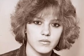 Девушка нашла старый фотоальбом своей мамы и её подруг