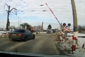 Мгновенная карма: полиция задержала водителя BMW на железнодорожном переезде в Адыгее