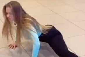 Новый трюк от очень пластичной девушки