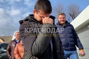 Футболисты "Краснодара" подарили машину таксисту-инвалиду, которого травили в соцсетях