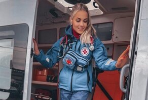 Год на передовой борьбы с коронавирусом: девушки, работающие на скорой помощи