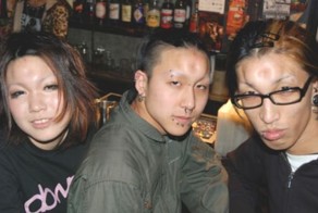 Подростки из Японии усовершенствуют свое тело (8 фото)