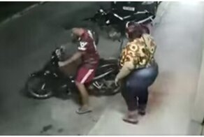 Упитанная дама и её неудачная попытка уехать с кавалером на мопеде