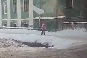 Снежная глыба едва не убила маленькую девочку в Северодвинске