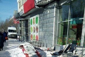 В России 87-летняя пенсионерка скончалась от удара упавшей на неё вывески магазина