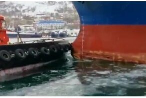 Рефрижераторное судно врезалось в портовый буксир на Камчатке