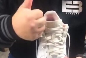 Мужчина показал, как избавиться от заломов на кожаной обуви