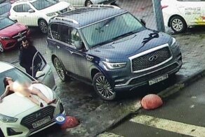 Житель Петербурга в костюме Адама встретил первый день весны на капоте авто