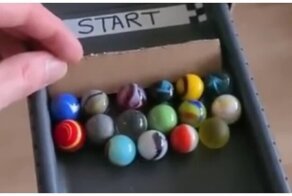 Угадай победителя: гонка разноцветных шариков по трассе
