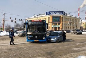 Момент ДТП с новым автобусом в центре Кемерова