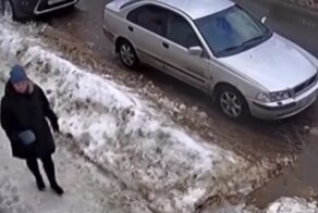 Упавшие с крыши глыбы льда чуть не покалечили женщину