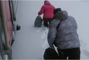 В Алтайском крае нескольких пассажиров поезда высадили в сугроб