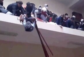 Из-за давки на собрании в университете Боливии рухнули перила: студенты упали с 17-метровой высоты