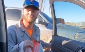 Мужчина засиял от счастья после своей спонтанной покупки