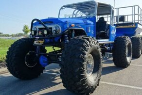 50-летний внедорожник Toyota превратили в монстр-трак с подходящим прицепом