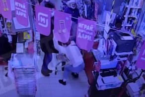 Перетягивание тележки у кассы вылилось москвичкам в полноценную драку и попало на видео
