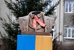 Так Ленины-то закончились, а привычка осталась - вот и пришлось браться уже за Шевченко