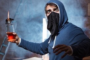 Агрессивному парню не понравилось обслуживание в стрип-клубе, поэтому он решил всех сжечь