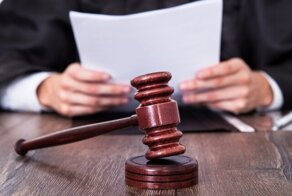 "Я не старуха": англичанка обиделась на начальника и засудила его