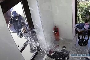 Полицейские по ошибке ворвались в дом к адвокату, избили его и украли 20 тысяч долларов