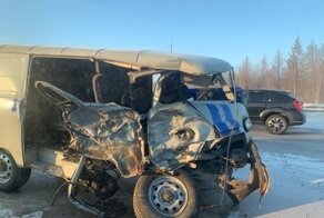 Пьяный вахтовик в Новом Уренгое угнал "Урал" и протаранил полицейский "УАЗ"