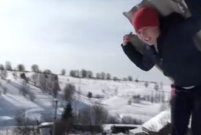 Жительница Пермского края перетаскала на гору шифер, чтобы построить телефонную будку
