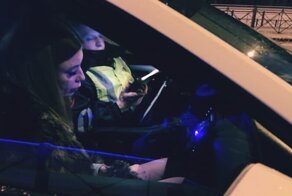 Нетрезвая пассажирка поделилась с водителем такси планами поехать в клуб, и тот сдал ее полиции