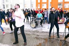 К 8 марта сняли шуточный клип с тридцатью Стасами Михайловыми