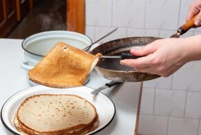 Прилипший блин: почему не получается снять его со сковороды и перевернуть?
