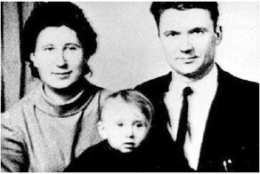 Обычные папы и мужья: 15 фото отъявленных преступников и маньяков в кругу семьи