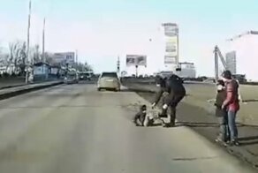 В Ростове маленький мальчик бросился под машину